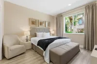 Designer 4BR Getaway, Sleek Laminate Floors - Villas