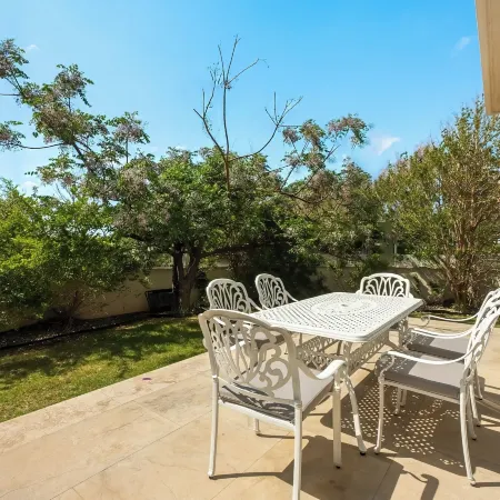 Garden& Rooftop Beachfront Apartment