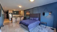 Tranquil Executive Apartment with Lake Views in Cape Town - 3-Star