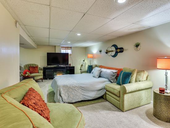 2 Mi to Kauffman Stadium: Charming Couple's Escape