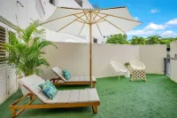 Spacious Retreat With Courtyard Resort Pool - Homestays