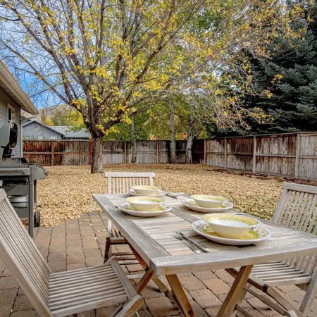 In the Heart of Hailey; Private Pet-friendly 3 Bedroom Home With Garage Отели в г. Хейли
