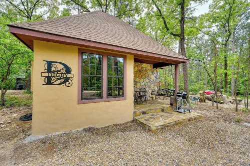 Blissful Broken Bow Studio Fire Pit and Jacuzzi Tub - アパートメント