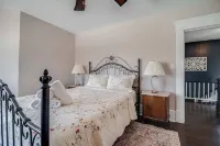 The Main Street House, in the Heart of Marble Falls - 4-Star