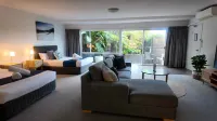 Albacore Apartments - Beach