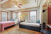 Treehouse Guesthouse: 3 Br Unique Home for 8 Adults Plus 400 sq ft Fun Treehouse - Balkon