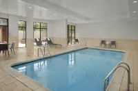 Courtyard Bloomington - Kolam Renang