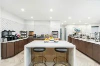 Staybridge Suites DAWSON CREEK by IHG - فطور
