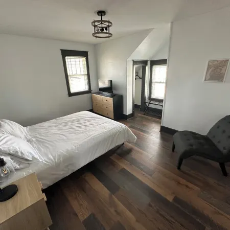Roomy 5BR 1/4 mile from Main St