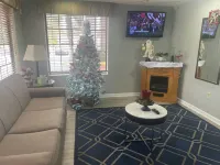 Red Roof Inn & Suites Hinesville - พร้อมอาหารเช้า