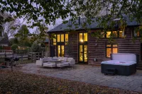 Campden Barn - Luxury Home with Hot Tub - 2성급