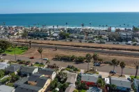 Guest Favorite! Easy Walk to Beach/Food & Shops + Private Parking - 4-Star