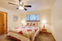 Cozy Cabin on 1 Acre in Premier Pine Neighborhood - Alojamientos