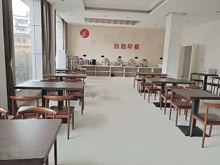 Junyi Hotel (Pengze Longcheng Avenue Store) Отели в г. Пэнцзе