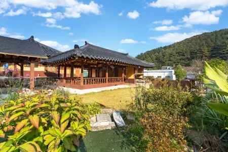 Yongin Hanok Tres Bien Pension Отели рядом с достопримечательностью «Sejoong Museum»