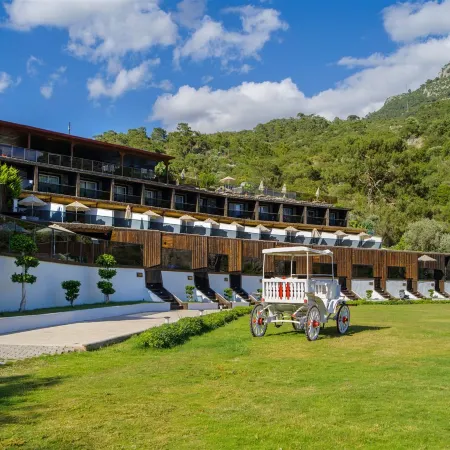 Manaspark Deluxe Hotel