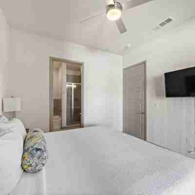 Elegant Downtown Location Recently Upgraded Rooms