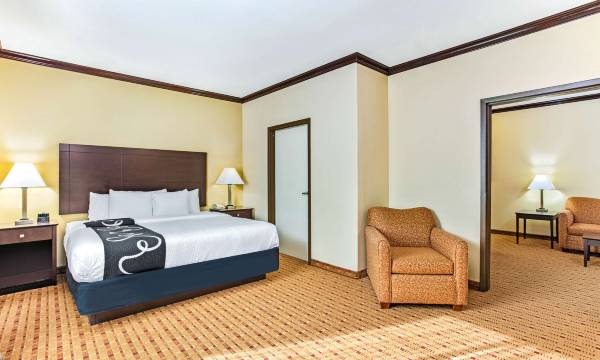 La Quinta Inn & Suites by Wyndham Ennis