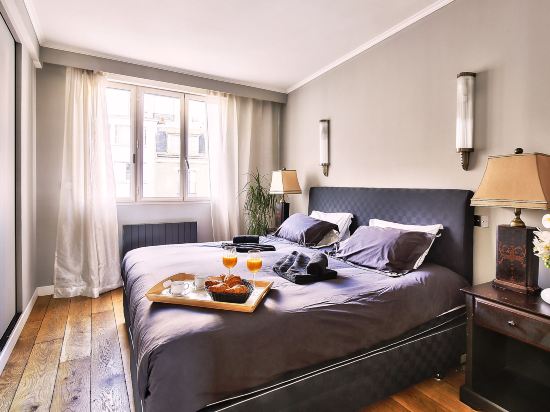 1618 B - Eiffel Tower Breathtaking View