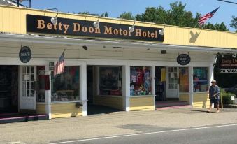 Betty Doon Motor Hotel