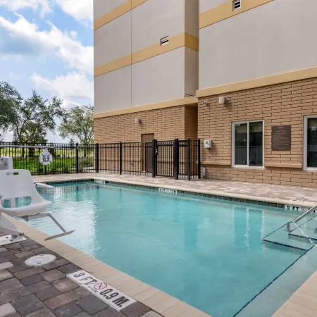 Comfort Suites Daytona Beach-Speedway Отели рядом с достопримечательностью «Аттракцион Daytona 500 Experience»