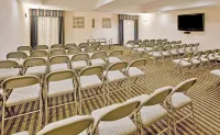 La Quinta Inn & Suites by Wyndham Fowler Hotels in Selma