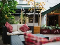 The Globe Hotels in Warwick