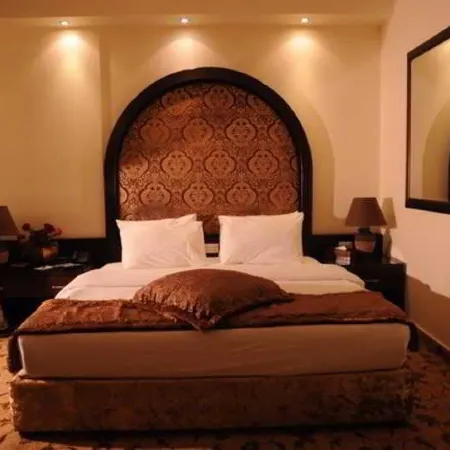 Queens Suite Hotel