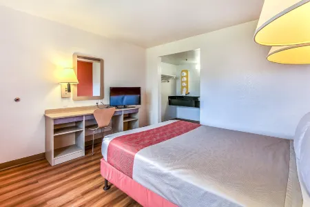 Motel 6 Salinas, CA - North Monterey Area Отели рядом с достопримечательностью «Салинас»