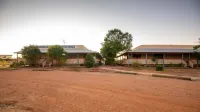 Stork RD Budget Rooms - Private Rooms with Shared Bathrooms Access to Pool Hotels in Longreach