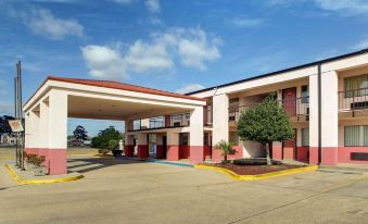 Econo Lodge Inn and Suites