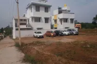 GB Castle Guesthouse - Yelagiri - Parking