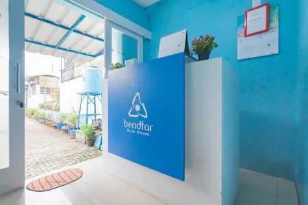 RedDoorz Syariah at Jl Pangeran Hidayatullah Cianjur Отели рядом с достопримечательностью «Alun-Alun Cianjur»