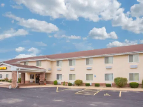 Super 8 by Wyndham Galva Hotels in Henry County