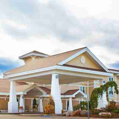 Holiday Inn Express & Suites Iron Mountain Hotel Exterior