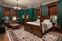 Reynolds Mansion B&B فنادق في Boggs Township