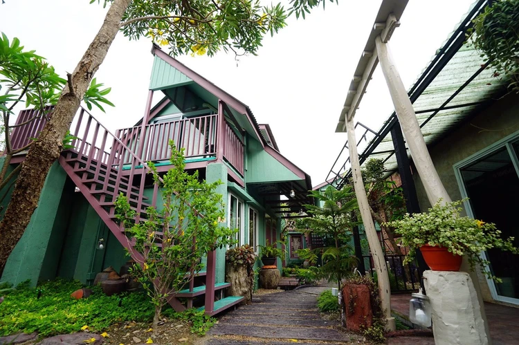 รูปภาพของกระท่อมสาธุ Garden Cottage ที่พักใจกลางย่านเก่าโพธาราม (ย่านถนนน่าเดิน)