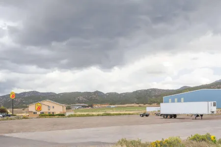 Super 8 by Wyndham Nephi Отели в г. Нифай