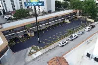 Days Inn by Wyndham San Antonio Alamo/Riverwalk - Parking
