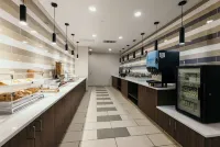 La Quinta Inn & Suites by Wyndham Ankeny IA / Des Moines IA 2402 SE Tones Dr., Ankeny, Io - breakfast