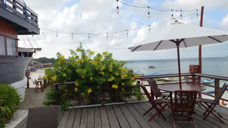 Anda Beach Hotel Отели рядом с достопримечательностью «Таман Секкенг Булукамба»