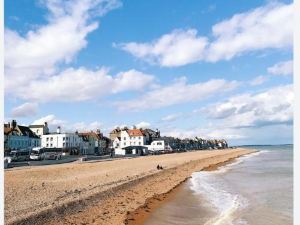 Inviting 2-Bed 2- Bath Cottage in Deal Well Locate