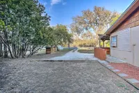 Cabana Sol Cabin 4 Mi to Garner State Park - Pet friendly