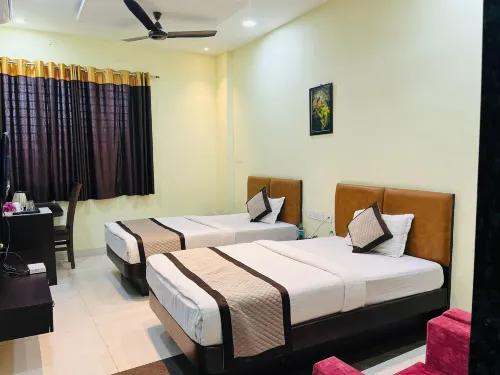 Jmc Hotel Lavish - Homestays