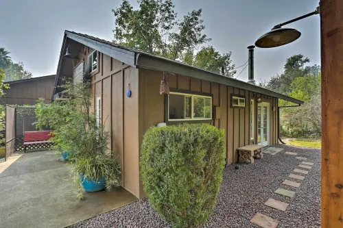 Private Modern Entertainment Getaway - Homestays