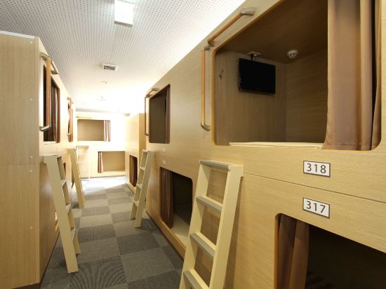 Capsule Hotel and Sauna Rifure
