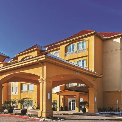 La Quinta Inn & Suites by Wyndham Fort Worth Arlington West Hotels near Centreport Station