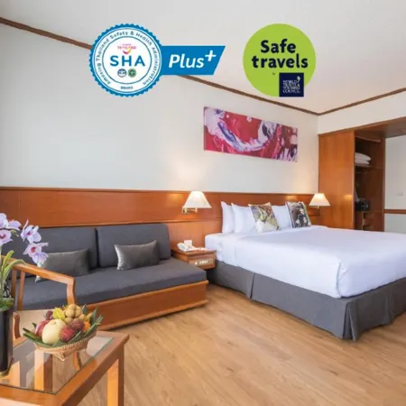 Royal Phuket City Hotel Отели рядом с достопримечательностью «Порт Ратсада»