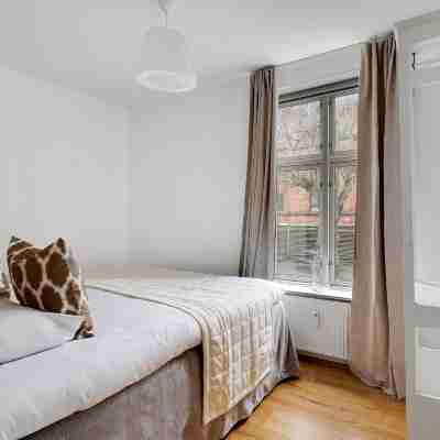 Constantin - Chic 2-Bdr Apt with Balcony Rooms
