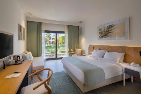 Amphoras Beach - Ultra All Inclusive Отели рядом с достопримечательностью «One Thousand and One Nights»